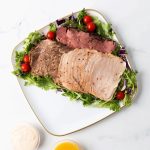 Bandeja Cuadrada de Plástico Orgánico con Borde Dorado, 35,5 cm – Ideal para Fiestas y Eventos (Pack de 1) - Image 2