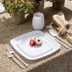 Bandeja Cuadrada de Plástico Orgánico con Borde Dorado, 35,5 cm – Ideal para Fiestas y Eventos (Pack de 1) - Image 4